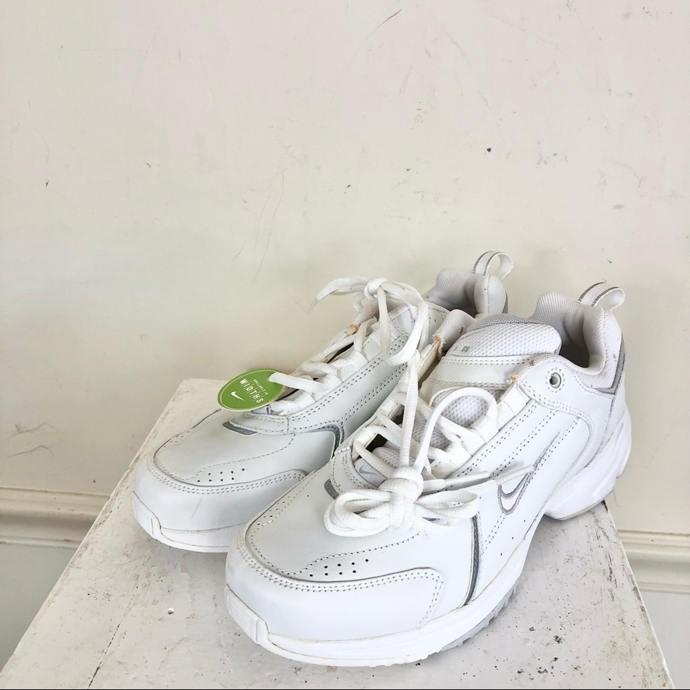 Nike Air WALK womens 9 White leather low top sneakers 2004 new.